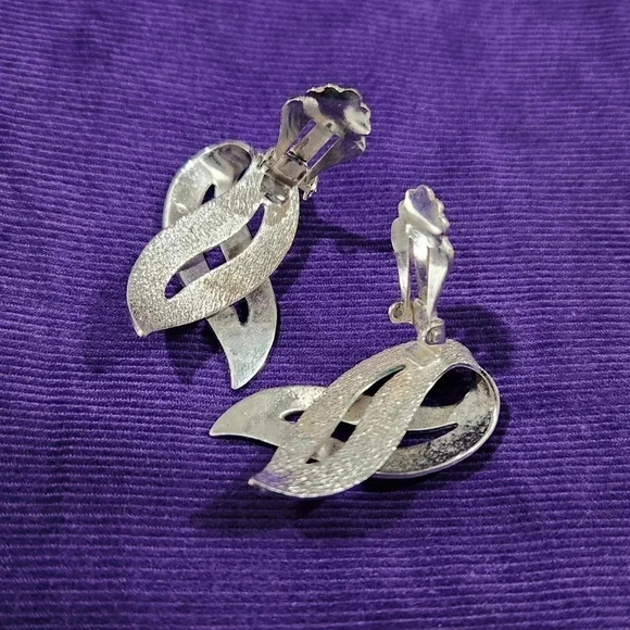 CLEARANCE Vintage Sarah Coventry Satin Flame Signed Brooch & Earrings Set - Picture 4 of 6